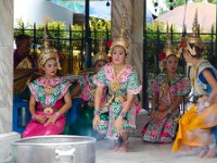 DSC 0937  Des danseuses traditionnelles Thai se produisant sur le parvis d'un temple