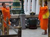DSC 1416  Moines se photographiant à Wat Phra Kaeo