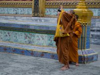 DSC 1420  Moines touristes à Wat Phra Kaeo