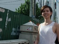 DSC 1984  Une jeune fille souriante dans la rue