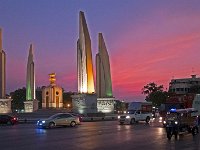 P1020675  Monument de la démocratie sur Ratchadamnoen Road