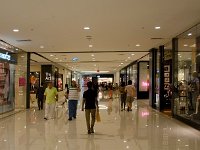 DSC 1927  Une allée de magasins