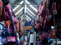 DSC 1872  Allée de commerces de vêtements et objets en tissu