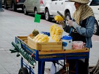 DSC 1375-2  Une vendeuse d'ananas