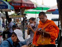 DSC 1376-2  Un moine faisant ses emplettes