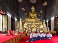 DSC 0851  Jeunes filles à l'intérieur du temple