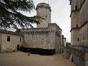 Le cour d'honneur. Au fond le château féodal-comtal. A doite la façade du pavillon renaissance