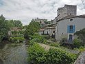 Le château construit sur un éperon rocheux au bord de la Dronne. sur la rivière, le moulin banal