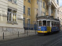 Un tram de la célèbre ligne 28 dans une rue de l'Alfama