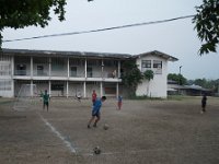 Enfants du village jouant au foot