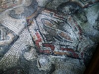 Mosaïque à l'entrée des thermes (décor de boucliers)