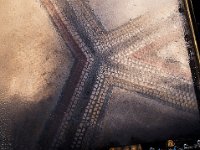 Vestiges des mosaïques de la grande salle à abside, sous une verrière- gelée!