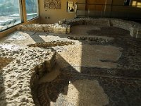 La salle cruciforme et les 2 tombes médiévales