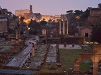 Vue nocturne . Au premier plan la basilique Emilia et derrière Le temple de Castor et Pollux