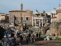 Vue du fond du forum, au fond à droite l'arc de Septime Sévère