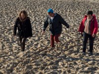 Sur la plage  Christine : Quand je vous le dis que je m'ensable. Je vais y laisser mes pompes ! Françoise : fais comme moi, chasse le sable avant de poser ton pied Colette : ou marche les pieds bien à plat