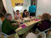 Repas du réveillon  Françoise : j'ai dû trop picoler, j'ai l'impression que ta chemise vient de changer de couleur Yves : Ca doit être ça !