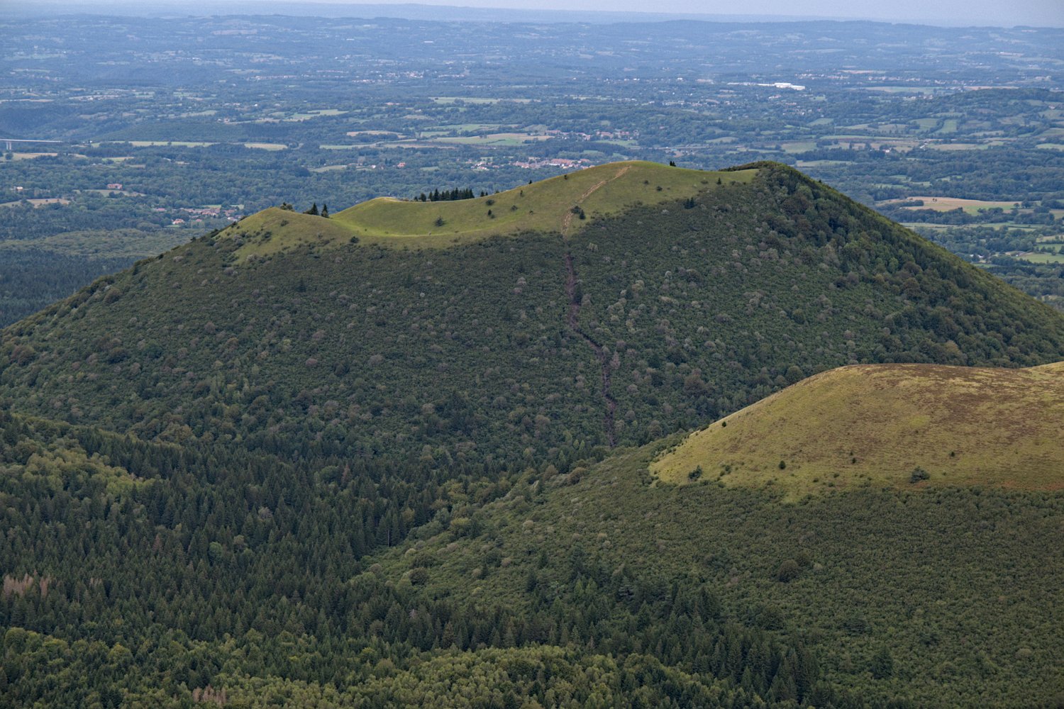 Puy de  Côme (à gauche) et Grand Suchet (partiel à droite)