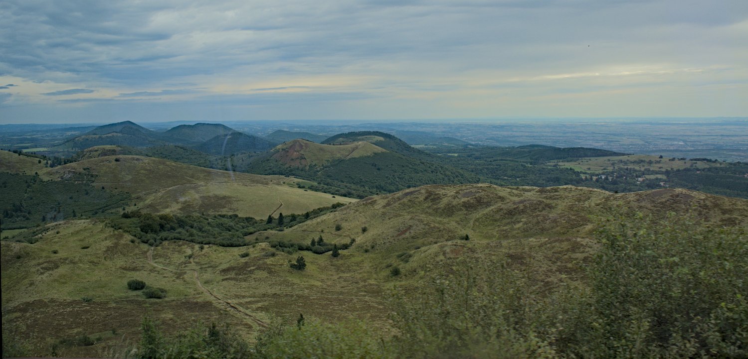 Chaîne des puys depuis le train au retour. Au centre le puy Pariou 