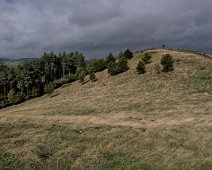 Sommet de la Combegrasse  Entre les deux sommets on distingue le cratère égueulé caractéristique de ce volcan