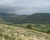 Chaîne des puits depuis la Combegrasse  Puy de Charmont (1137m) et derrière le puy de Vichatel (1094 m)