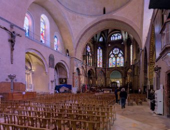 L'intérieur de la nef en direction du choeur