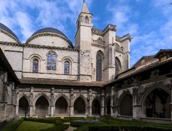 Le cloître  On distingue sur la toiture les dômes byzantins