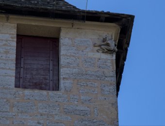 Le diablotin qui essaie d'enlever une pierre de la tour centrale  Cette sculpture rappellee une légende sur le rôle du diable dans la construction du pont