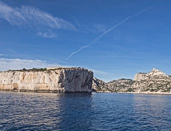 Entrée de la calanque de Morgiou et fortin de Morgiou (sur le rocher)