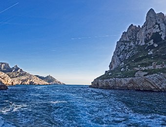 Passe des Croisettes au retour  On distingue les ruines des bâtiments ayant servi à l'exploitation des ressources minérales de l'ile