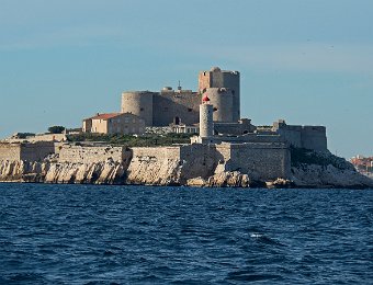 Le château d'If  Le château d'IF a été construit sous François 1er pour protéger les mouvements de galères dans la rade de Marseille. Il a servi de prison entre 1580 et 1871. Un de ses prisonniers (littéraire) le plus célèbre est Edmond Dantès (Le Comte de Monte-Christo)