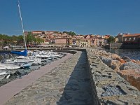 La jetée du port, à droite l'église Notre Dame des Anges