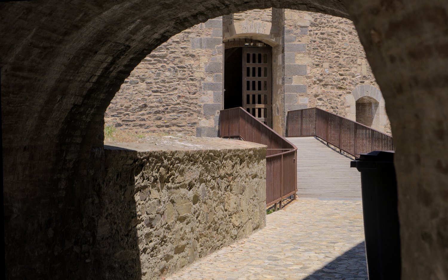 Une entrée du château Royal