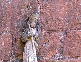 Statue de Saint Jacques sur la maison du Pèlerin rue de la Barrière  Rapportée de Compostelle en 1955 par un Collongeois