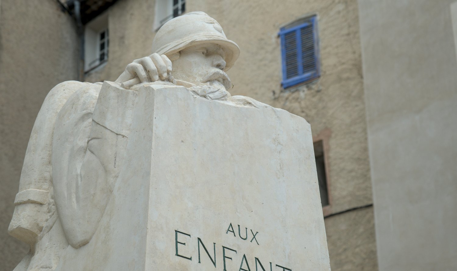Place de la mairie - Monument aux morts