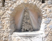 Fontaine tarie et concrétions de calcaite