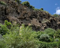 La falaise de tuf et les habitats troglodytes  La falaise s'élève à environ 80 mètres au-dessus du village. Elle est composée de tuf, une roche calcaire légère et poreuse, formée par la précipitation de carbonate de calcium à partir de sources d'eau riches en minéraux. La falaise s'étend sur plusieurs centaines de mètres, créant un arrière-plan naturel spectaculaire pour Cotignac.