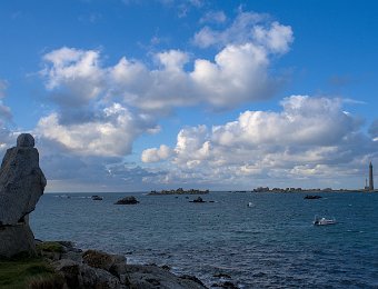 Plouguerneau- La côte, au loin le phare de l'île Vierge