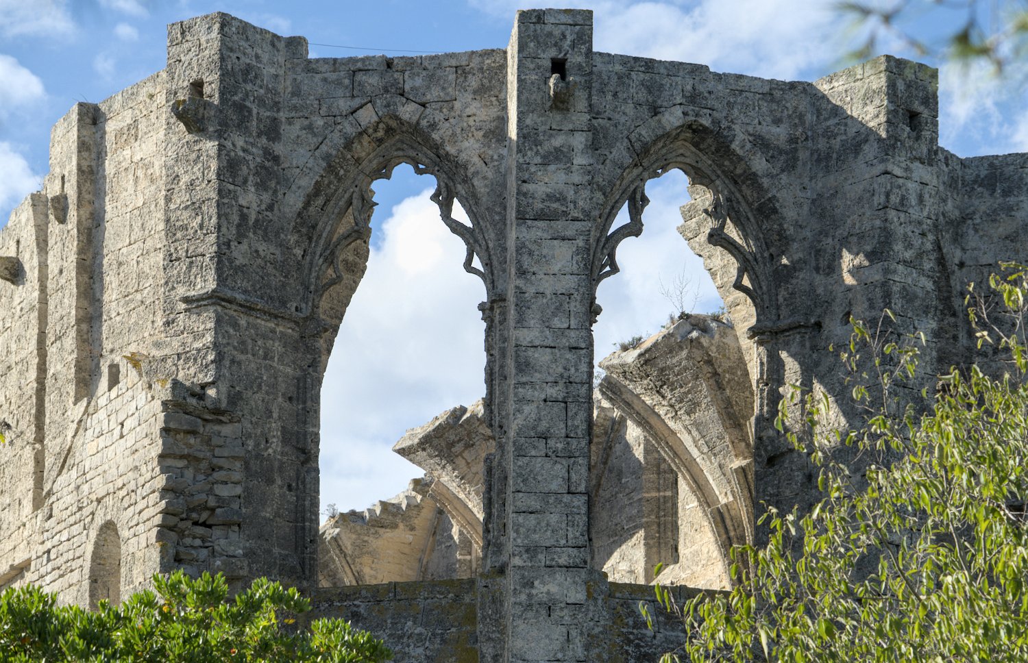 Vue des anciennes voutes de l'église abbatiale à travers les fenètres du chevet