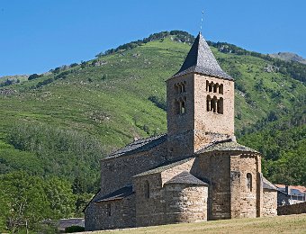 Axiat  Eglise romane Saint-Julien. Construite au XIe et  XIIe  siècles. Classée aux monuments historiques en 1907