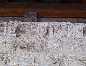 Axiat  Sculptures au dessus du portail