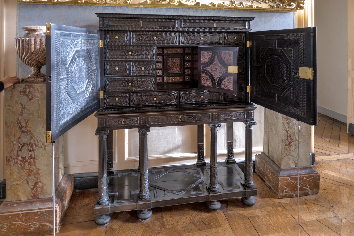 Le grand cabinet à l'italienne - Le cabinet en ébène et bois noirci