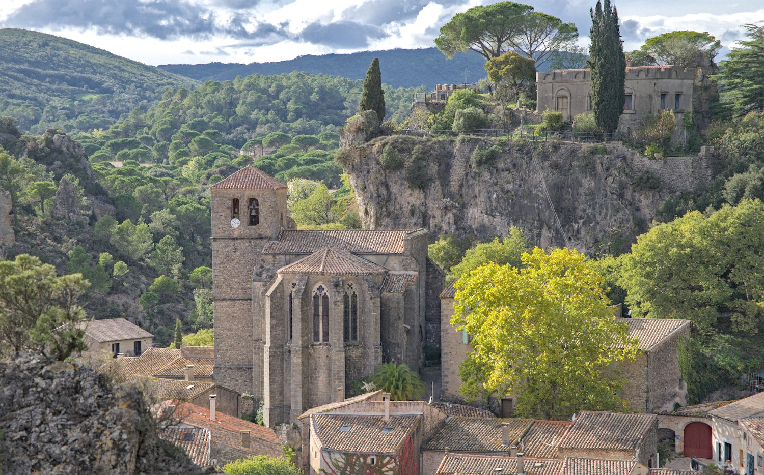 Gros plan sur le village et l'église