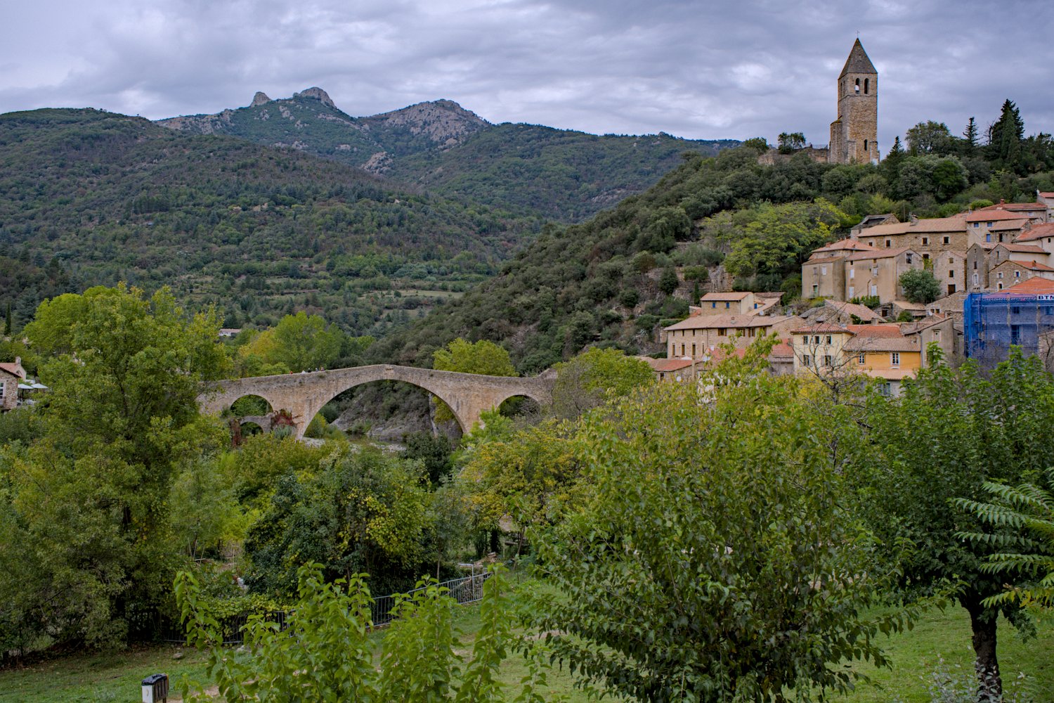 Olargues, son pont et son donjon. Au fond le Caroux