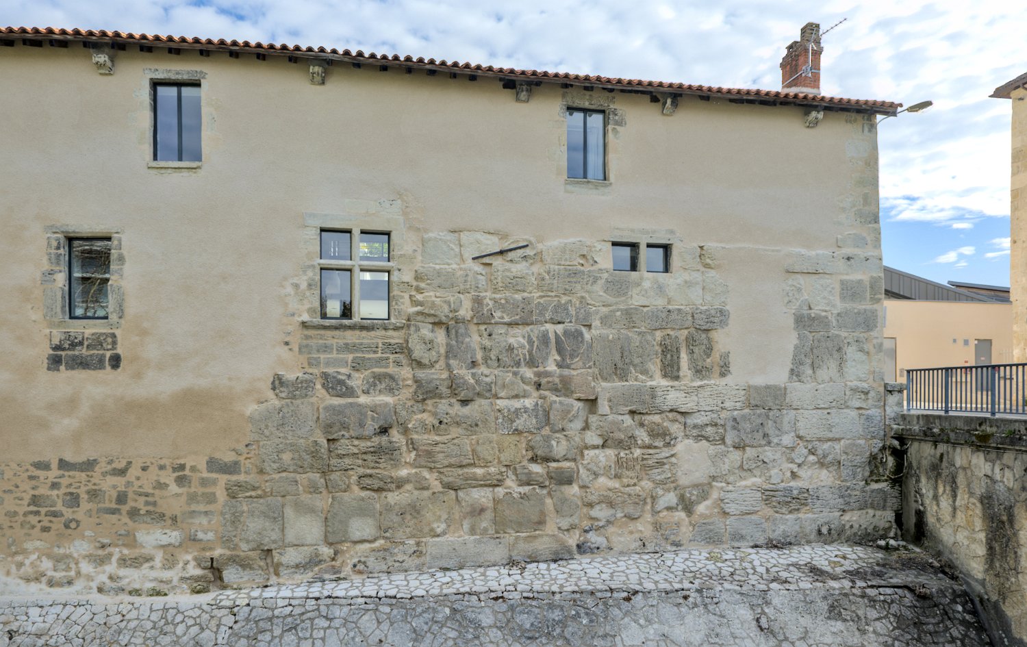 Centre national de la préhistoire - Rempart utilisé comme soubassement du bâtiment