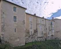 Centre national de la préhistoire - Rempart utilisé comme soubassement du bâtiment