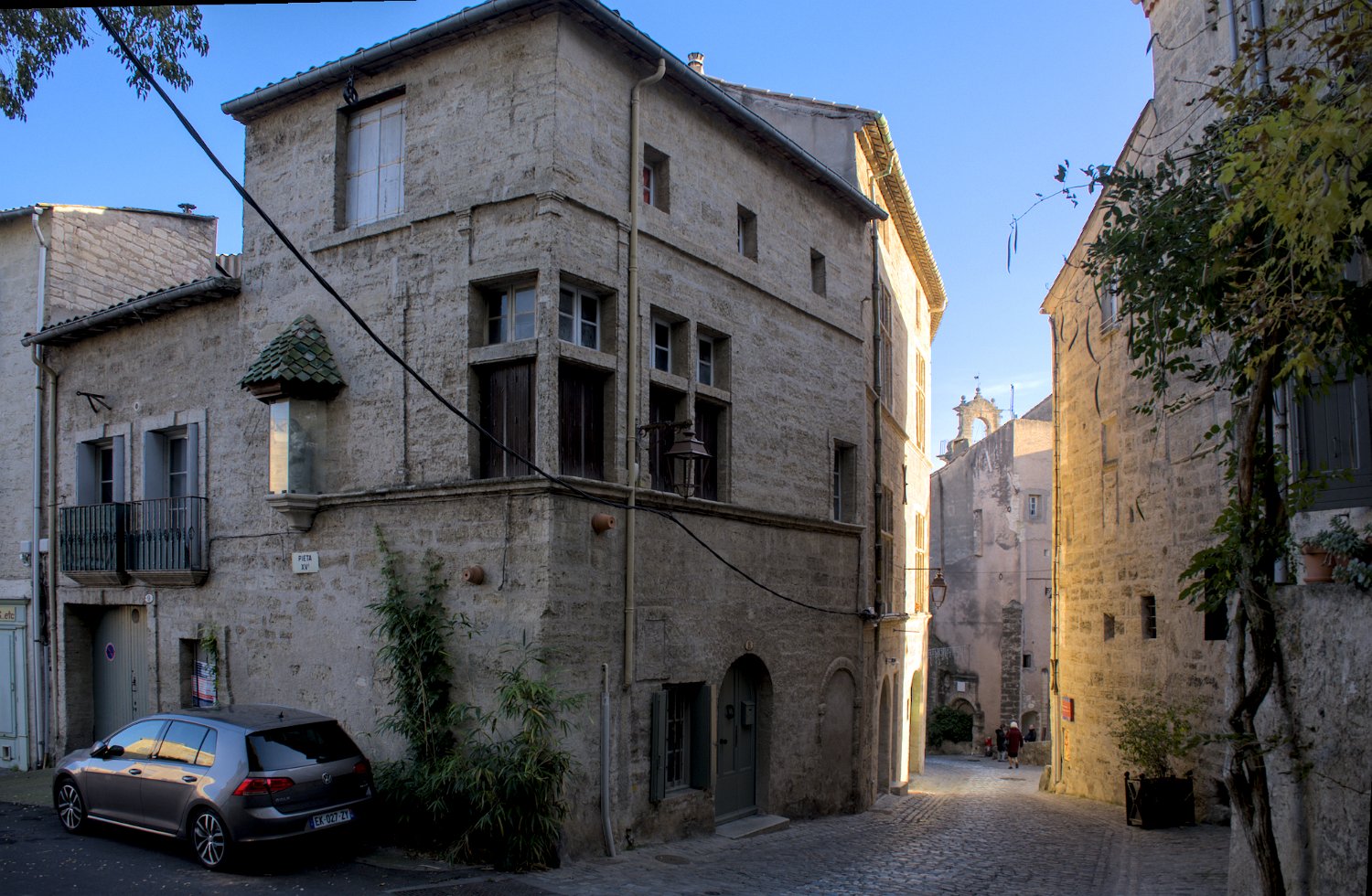 Immeuble à l'angle de rue Montmorency et de la rue Canabasserie. Sur la façade dans la niche vitrée  la Pieta (XVè siècle)