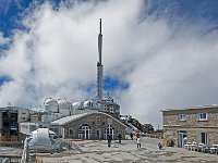 Vue de la terrasse et des pincipaux bâtiments, dont l'espace musée au centre