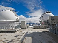 A droite le coronographe, au premier plan la coupole Charvin