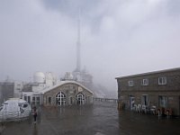 La même dans la brume au lever du soleil